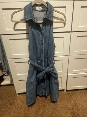 Alice + Olivia Light Blue Denim Sleeveless Shirt Dress with Tie Waist